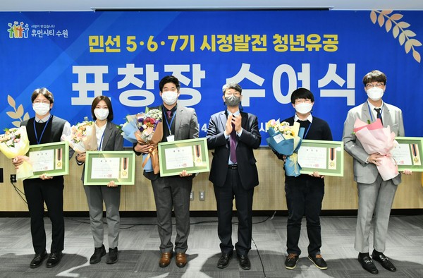 유문종 제2부시장(오른쪽 3번째)이 표창 수여자들과 함께하고 있다.