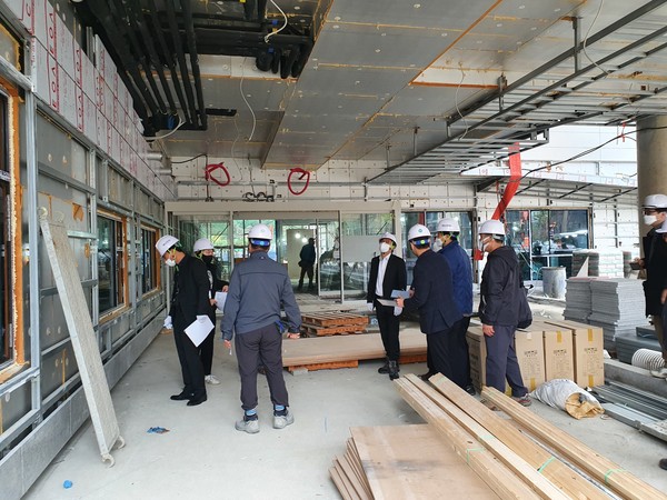기술자문위원들과 수원시 관계자가 수원시 사회복지타운 건립공사 현장에서 사전준공검사를 하고 있다.