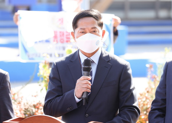 통행료 무료화 공동발표 중인 이재준 고양시장 (21.10.27.)