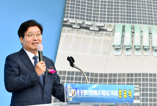 염태영 시장이 기념사를 하고 있다.