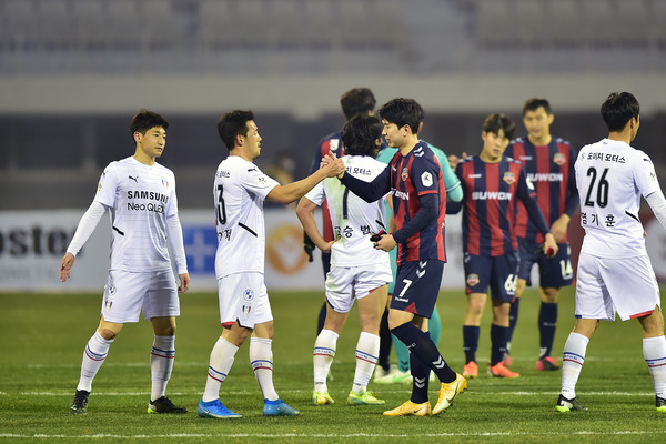 지난 3월 10일 수원시에 연고를 둔 프로축구 수원삼성블루윙즈와 수원FC가 수원종합운동장에서 경기 후 서로 인사를 나누고 있다.