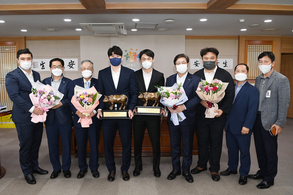 2021 추석장사씨름대회에서 우승한 수원시청 씨름단 선수들이 봉납식 후 기념촬영을 하고 있다.