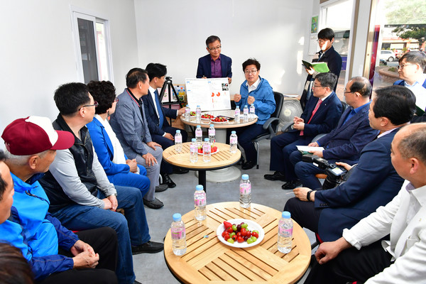 2019년 5월 인계 장다리길 마을만들기 현장에 설치된 소통박스 2호에서 염태영 수원시장과 시민들이 대화를 나누고 있다.