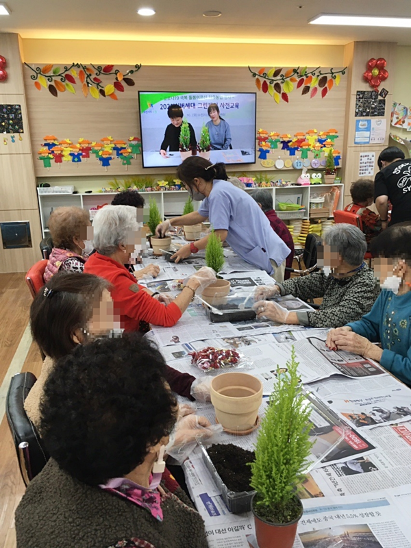 17일 장안구 우리함께주간보호센터에서 진행된 ‘2021년 실버세대 그린케어’ 활동에 돌봄 어르신들이 참여하고 있다.