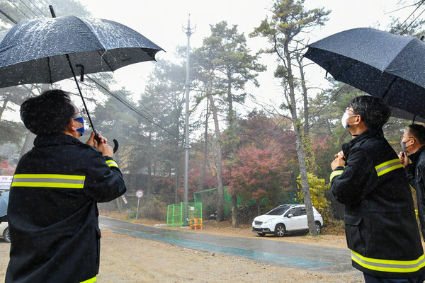 유문종 제2부시장(오른쪽)이 용화사 인근에 설치된 산불소화시설인 수관수막타워가 작동하는 모습을 지켜보고 있다.