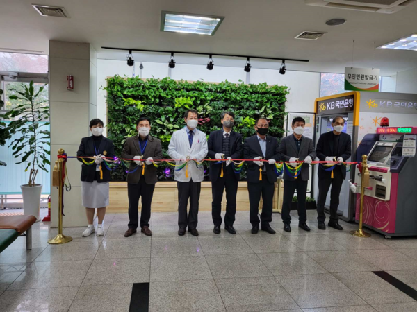 유문종 제2부시장(가운데)를 비롯한 관계자들이 스마트가든 설치기념식에서 테이프를 자르고 있다.
