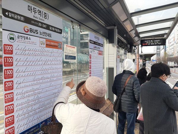 관광안내지도 QR 코드가 부착된 버스노선도