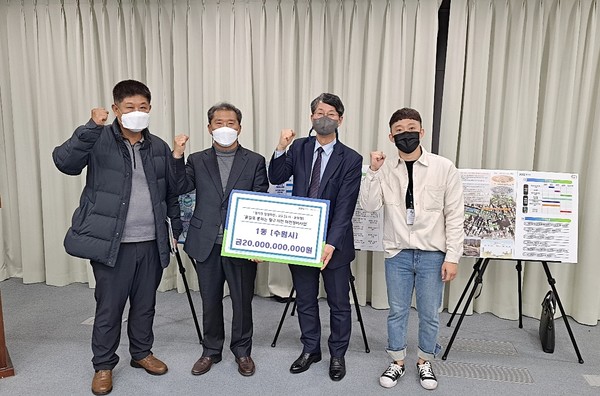 유문종 수원시 제2부시장(오른쪽 2번째)을 비롯한 관계자들이 기념촬영을 하고 있다.