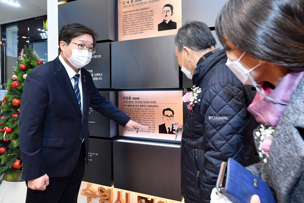 염태영 시장이 수원시 명예의 전당을 설명하고 있다.