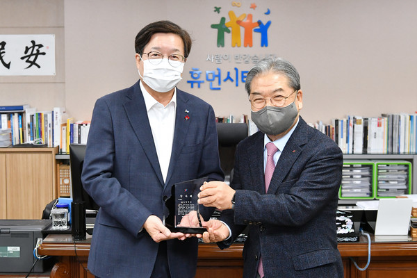 염태영 시장과 이재정 교육감이 표창 전달식 후 함께하고 있다.