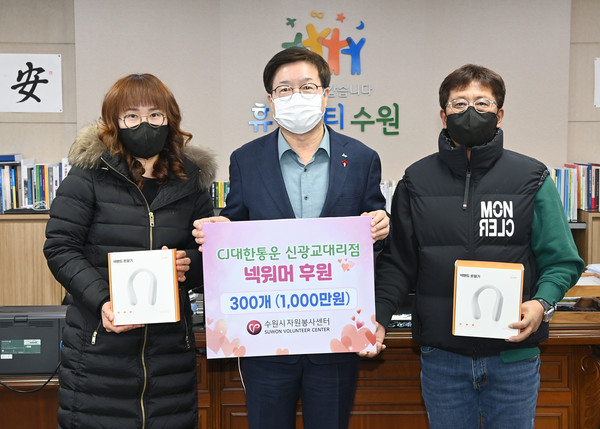 염태영 시장(가운데)과 CJ대한통운 신광교대리점 관계자가 기념촬영하고 있다.