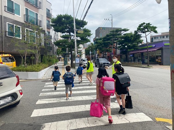 초등학생의 등·하굣길에 ‘보행 안전 지도사’가 함께하는 모습.