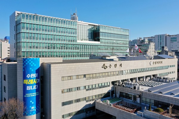 지방자치법 전부개정안이 통과된 지난 2020년 12월 수원시청사에 특례시 법제화를 환영하는 현수막이 게시된 모습.
