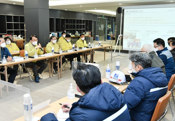 조청식 시장대행이 시공사 관계자와 간담회를 하고 있다.