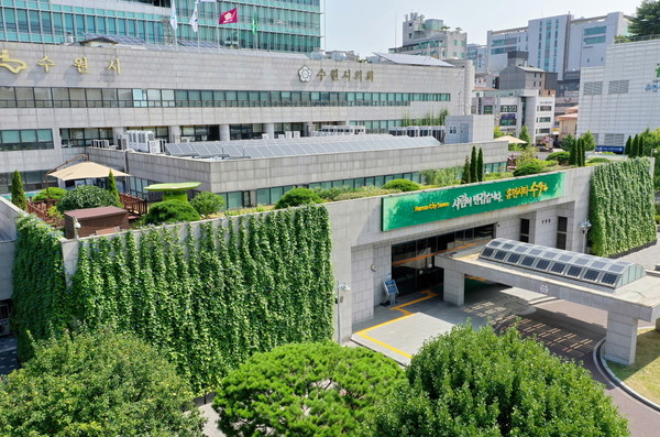 여름철 실내온도를 낮추기 위해 수원시청사 외벽에 식물을 식재한 그린커튼이 드리워져 있다.