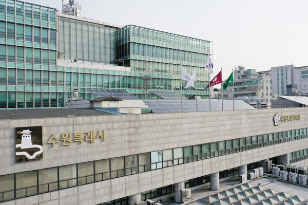 수원시청 본관 벽면에 수원특례시를 상징하는 CI가 게시돼 있다
