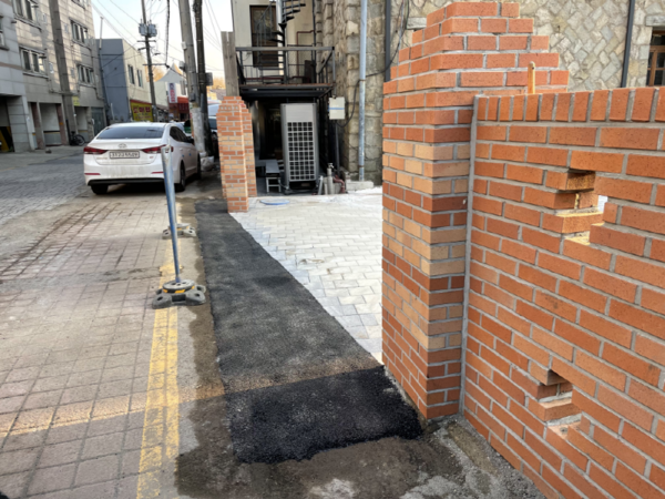북수동성당 뒤편 담을 허물고 조성한 통행로.