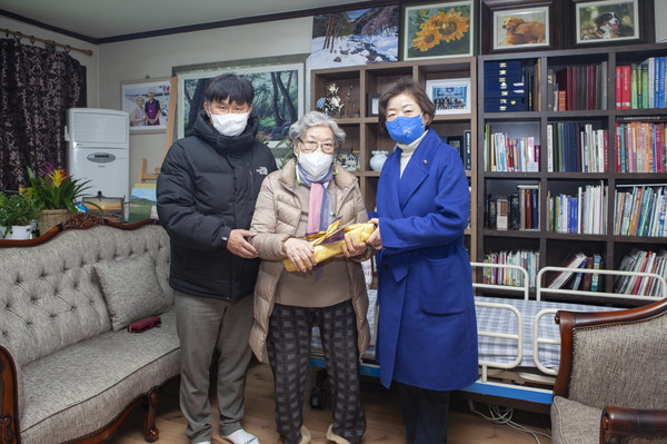 왼쪽부터 김경호 의원, 백운호 애국지사 아내, 문경희 부의장.
