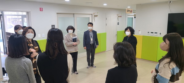 박미숙 복지여성국장과 수원시 공직자들이 어린이집을 점검하고 있다.