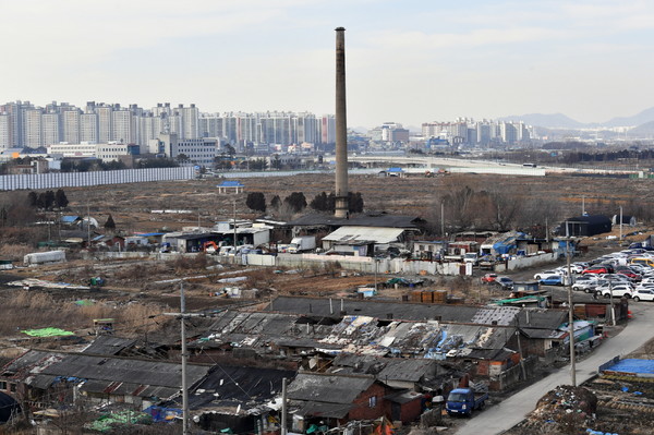 수원시 권선구 고색동에 남아 있는 옛 벽돌공장 영신연와 굴뚝과 사택 전경