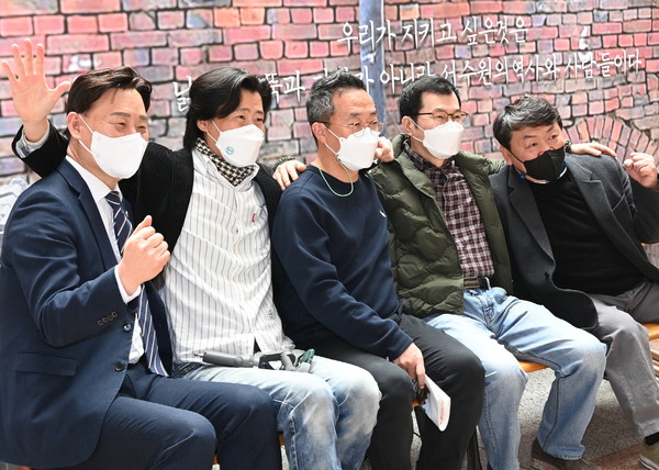 영신연와를 지키는 수원시민모임’에 참여하고 있는 지역 작가들이 수원시청 로비에서 전시회를 열며 기념촬영을 하고 있다
