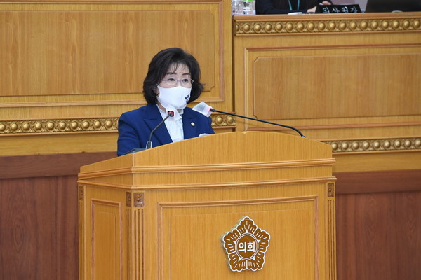 안순덕 의원이 제340회 임시회 제1차 본회의에서 ‘양주시 장애인 등의 편의시설 사전·사후점검에 관한 조례안’을 대표 발의하고 있다.