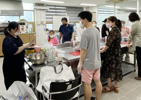 수원시 장애인 평생학습도시 프로그램 중 ‘반려동물 건강돌보미 사업’에서 장애인과 비장애인들이 통합 교육을 받고 있다.