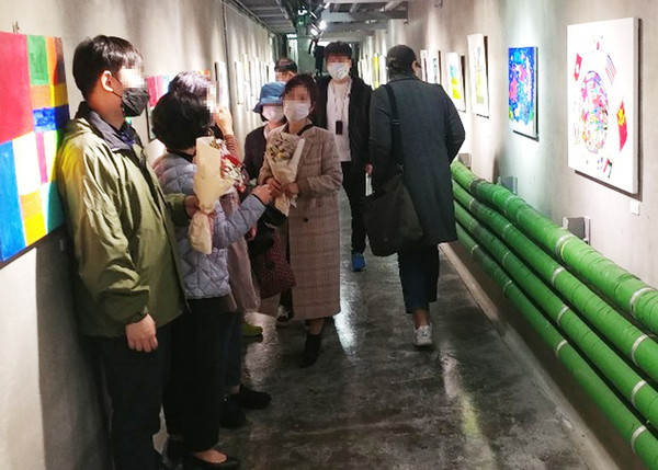 수원시 장애인 평생학습도시 사업 중 ‘장애인진로체험교실’에서 완성된 성인 발달장애인들의 작품이 고색뉴지엄에서 전시돼 있다.