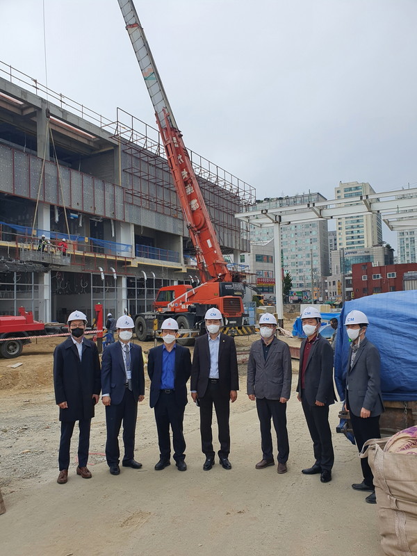 결산검사 위원들이 농수산물도매시장 현대화사업 현장을 방문해 점검하고 예산결산검사를 했다.