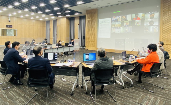 수원특례시민협의체 대표들이 지난 3월15일 열린 4개 특례시 시민협의체 영상회의에 참여하고 있다.