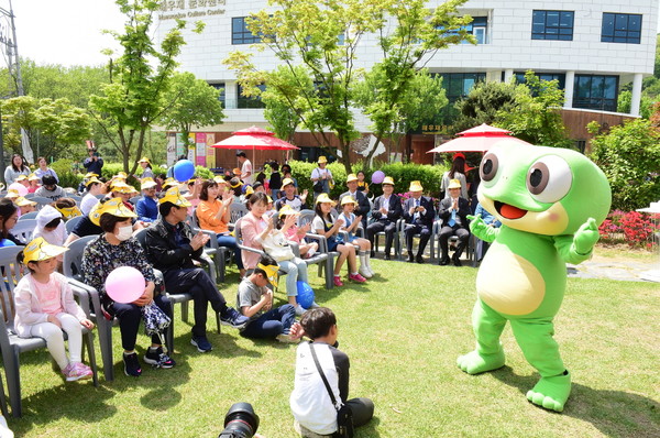 지난 2019년 5월5일 어린이날을 맞아 해우재에서 열린 수원 어린이·청소년 한마당 행사에서 수원시 공식캐릭터 수원이와 어린이들이 즐거운 시간을 보내고 있다