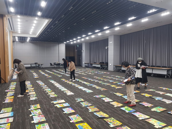 수원시가 어린이날 100주년을 기념해 개최한 아동권리 그림 공모전에 출품된 작품들을 심사위원들이 심사하고 있다