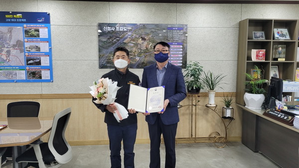 (왼쪽부터) 김정수 산불진화헬기 기장, 이춘표 고양시 제2부시장