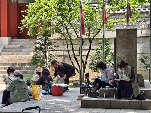 어반스케처스 고양 회원들이 16일 행주산성에서 스케치에 몰두하고 있다