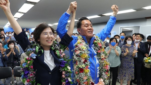 이재준 수원시장 당선인이 2일 당선이 확정된 후 환호하고 있다.