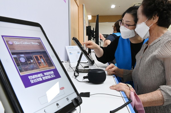 수원시 디지털체험존에서 어르신들이 태블릿 이용법을 배우고 있다.