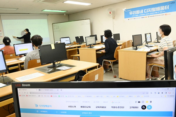 ) 어르신 등을 포함한 수강생들이 수원시 팔달구 우만종합사회복지관에 마련된 디지털배움터 강의에 참여하고 있다.
