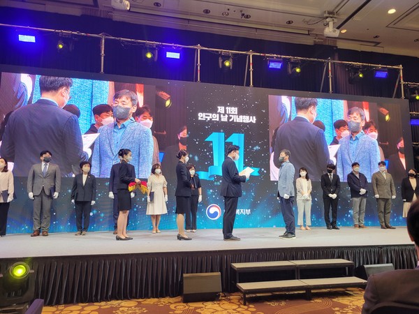 지난 11일 ‘제11회 인구의 날 기념식’에서 전상원 장기요양지원센터장이 보건복지부장관 표창을 수상하고 있다.