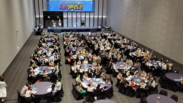 수원시가 ‘제5기 수원시 지역사회보장계획(안)’의 비전으로 ‘수원을 따뜻하게, 시민이 행복하게, 함께 만드는 복지특례시’를 선정했다. 수원시는 22일 수원컨벤션센터에서 ‘제5기 지역사회보장계획(안) 시민의견 수렴을 위한 200인 시민 원탁토론’을 열고, 시민들의 현장 투표로 비전과 추진 전략을 선정했다. 이날 토론회에는 영유아·아동 학부모, 청소년, 청년, 중장년, 노년, 이주민, 장애인 등 다양한 연령대·계층 시민 200명이 참가해 제5기 수원시 지역사회보장계획의 추진전략과 비전에 대해 의견을 나눴다. 토론 후 진행된 투표에서 ‘수원을 따뜻하게, 시민이 행복하게, 함께 만드는 복지특례시’가 37.79%를 득표해 비전으로 선정됐다. 분야별 추진 전략도 투표로 선정했다. ‘돌봄’ 분야 추진전략은 ‘내가 참여하고 특례시가 책임지는 공백 없는 통합돌봄’(득표율 42.13%), ‘일자리’는 ‘사회적 일자리 확대 및 원스톱 플랫폼 개발을 통한 경제 활성화’(58.25%)였다. ‘주거’는 ‘주거환경 및 주거비 지원을 통한 취약계층 및 청년들의 주거복지 향상’(46.11%), ‘건강’은 ‘원스톱서비스 체계 구축을 통한 건강한 도시 수원’(53.23%)이다. ‘안전’은 ‘세대 간 계층 간 서로 관심과 배려를 통한 살기 좋은 도시 만들기’(54.55%), ‘문화·교육’은 ‘다양성이 인정되고 기회가 균등한 문화교육 공동체’(52.88%)다. 수원시와 수원시지역사회보장협의체가 수립하는 제5기 수원시 지역사회보장계획은 2023년 1월부터 2026년 12월까지 4년간 수원시 지역사회 보장 영역 전반 정책의 청사진 역할을 하게 될 4년 단위 중장기 계획이다. 제5기 계획 수립 방향은 ▲민·관·학 및 시민 참여를 통한 제5기 지역사회보장계획 자체 수립 ▲중앙·도 보장계획과의 제5기 지역사회보장계획 연계성 강화 ▲수원특례시 특성 및 주민 욕구 반영 보장계획 수립 등이다. 수원시가 ‘제5기 수원시 지역사회보장계획(안)’의 비전으로 ‘수원을 따뜻하게, 시민이 행복하게, 함께 만드는 복지특례시’를 선정했다. 수원시는 22일 수원컨벤션센터에서 ‘제5기 지역사회보장계획(안) 시민의견 수렴을 위한 200인 시민 원탁토론’을 열고, 시민들의 현장 투표로 비전과 추진 전략을 선정했다. 이날 토론회에는 영유아·아동 학부모, 청소년, 청년, 중장년, 노년, 이주민, 장애인 등 다양한 연령대·계층 시민 200명이 참가해 제5기 수원시 지역사회보장계획의 추진전략과 비전에 대해 의견을 나눴다. 토론 후 진행된 투표에서 ‘수원을 따뜻하게, 시민이 행복하게, 함께 만드는 복지특례시’가 37.79%를 득표해 비전으로 선정됐다. 분야별 추진 전략도 투표로 선정했다. ‘돌봄’ 분야 추진전략은 ‘내가 참여하고 특례시가 책임지는 공백 없는 통합돌봄’(득표율 42.13%), ‘일자리’는 ‘사회적 일자리 확대 및 원스톱 플랫폼 개발을 통한 경제 활성화’(58.25%)였다. ‘주거’는 ‘주거환경 및 주거비 지원을 통한 취약계층 및 청년들의 주거복지 향상’(46.11%), ‘건강’은 ‘원스톱서비스 체계 구축을 통한 건강한 도시 수원’(53.23%)이다. ‘안전’은 ‘세대 간 계층 간 서로 관심과 배려를 통한 살기 좋은 도시 만들기’(54.55%), ‘문화·교육’은 ‘다양성이 인정되고 기회가 균등한 문화교육 공동체’(52.88%)다. 수원시와 수원시지역사회보장협의체가 수립하는 제5기 수원시 지역사회보장계획은 2023년 1월부터 2026년 12월까지 4년간 수원시 지역사회 보장 영역 전반 정책의 청사진 역할을 하게 될 4년 단위 중장기 계획이다. 제5기 계획 수립 방향은 ▲민·관·학 및 시민 참여를 통한 제5기 지역사회보장계획 자체 수립 ▲중앙·도 보장계획과의 제5기 지역사회보장계획 연계성 강화 ▲수원특례시 특성 및 주민 욕구 반영 보장계획 수립 등이다. )200인 시민 원탁토론에 참여한 시민들이 의견을 나누고 있다.
