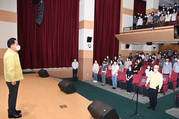 이재준 수원시장이 22일 오전 진행된 공무원 비상소집훈련에서 보고를 받고 있다.<br>