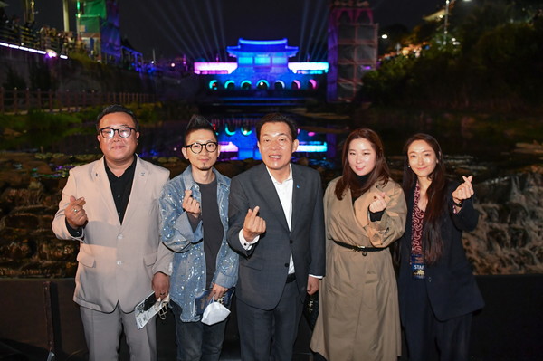 2022 수원화성 미디어아트쇼가 개막한 24일 이재준 수원특례시장(가운데)이 이창근 연출제작단장(왼쪽 첫 번째) 및 작가들과 함께 화홍문을 배경으로 기념촬영을 하고 있다.