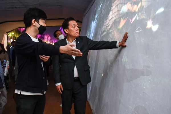 이재준 수원특례시장이 2022 수원화성 미디어아트쇼에 설치된 작품에 대한 설명을 듣고 있다.