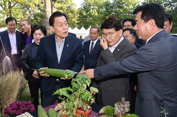 이재준 수원시장, 김기정 수원시의회 의장(오른쪽 2번째) 등이 농산물을 살펴보고 있다.