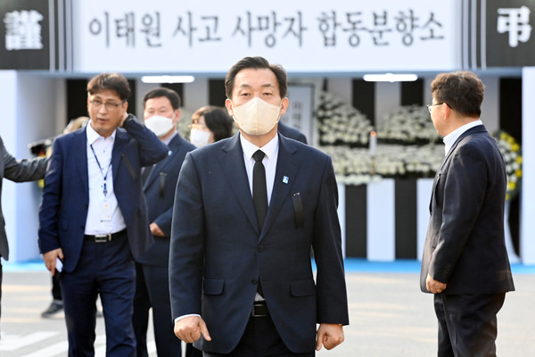 이재준 수원시장이 합동분향소에서 조문을 마치고, 걸어나오고 있다.