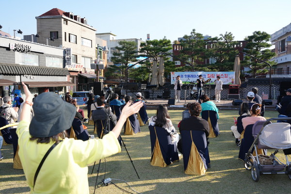 지난 10월23일 남문로데오청소년문화공연장에서 힐링 버스킹이 열려 시민들이 공연을 즐기고 있다.
