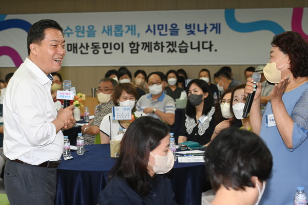 지난 7월 말 매산동에서 열린 ‘시민이 꿈꾸는 수원이야기’에서 이재준 수원특례시장과 한 주민이 대화를 나누고 있다.