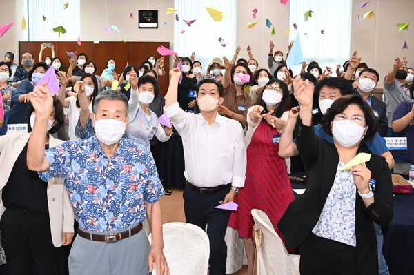 지난 7월 말 세류2동 ‘시민이 꿈꾸는 수원이야기’에서 이재준 수원특례시장과 시민들이 수원의 미래희망을 담은 비행기를 날리고 있다.
