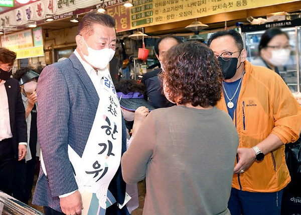 전통시장 상인들 만나는 김경일 시장.