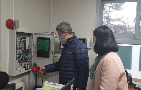 수원시 관계자가 어린이집을 점검하고 있다.