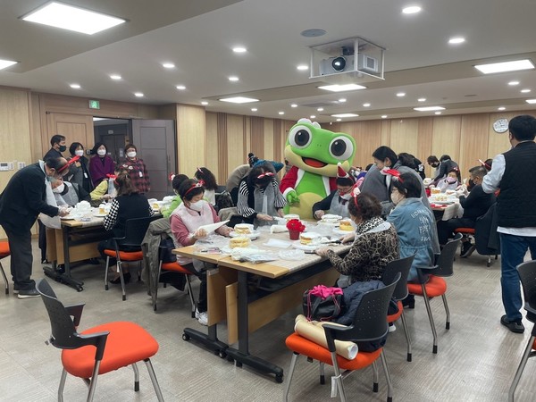 어르신들이 케이크를 만들고 있다.